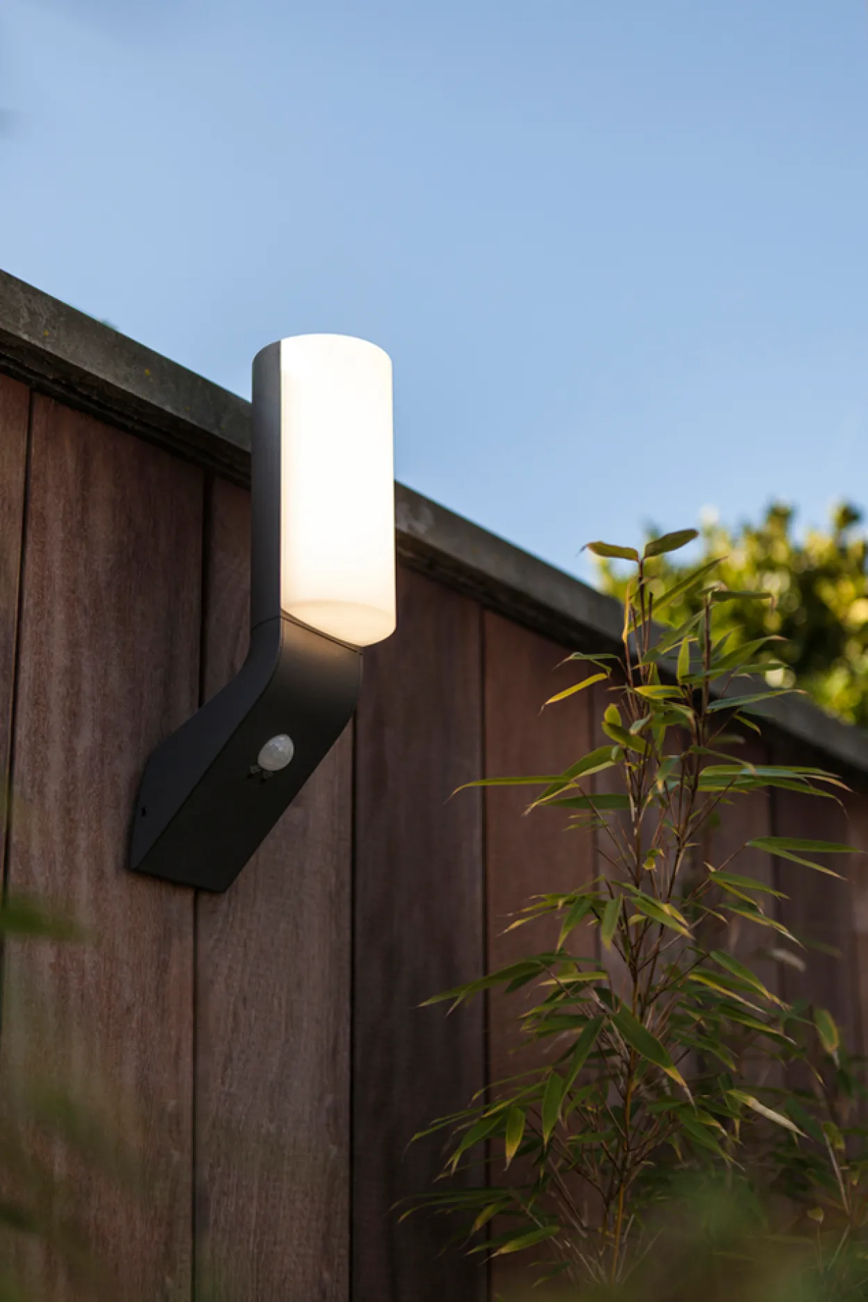 Lutec architectural bati vegghengt lampe m/sensor kull grå