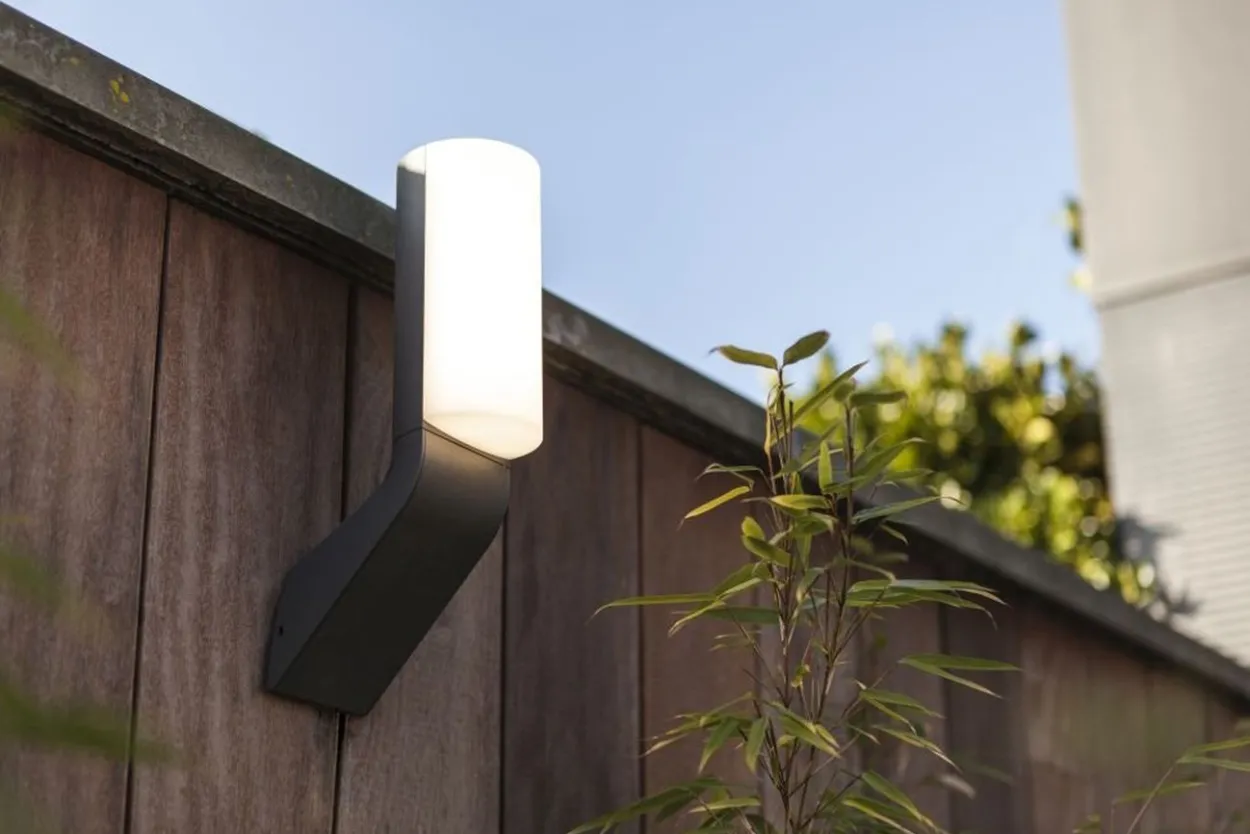 Lutec architectural bati vegghengt lampe kull grå