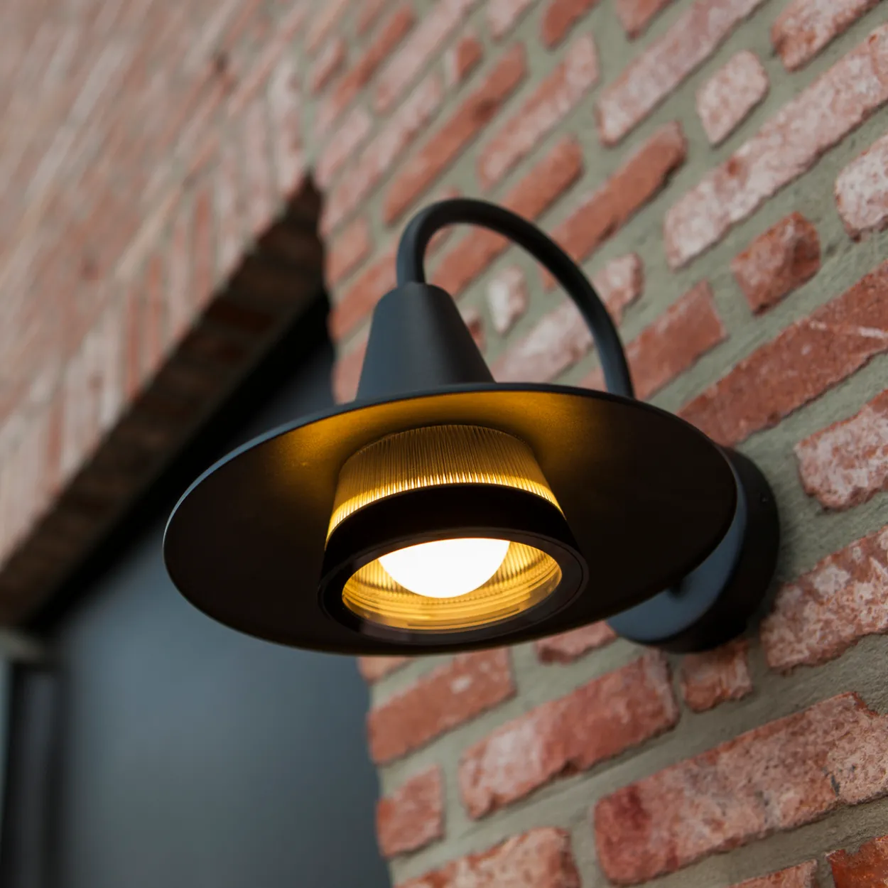Lutec swan vegglampe 1 lys e27 sort