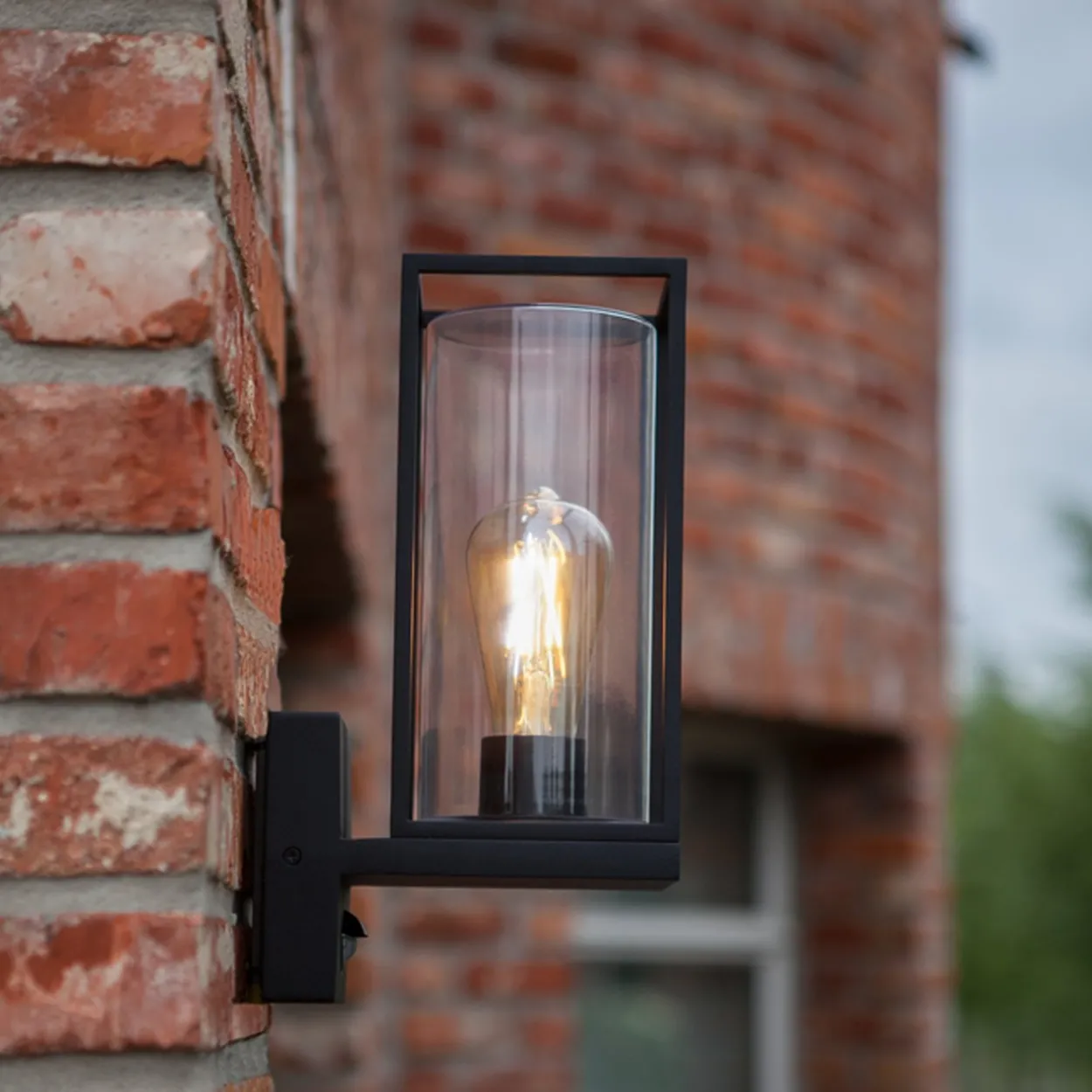 Lutec tradition flair vegglampe m/sensor matt sort